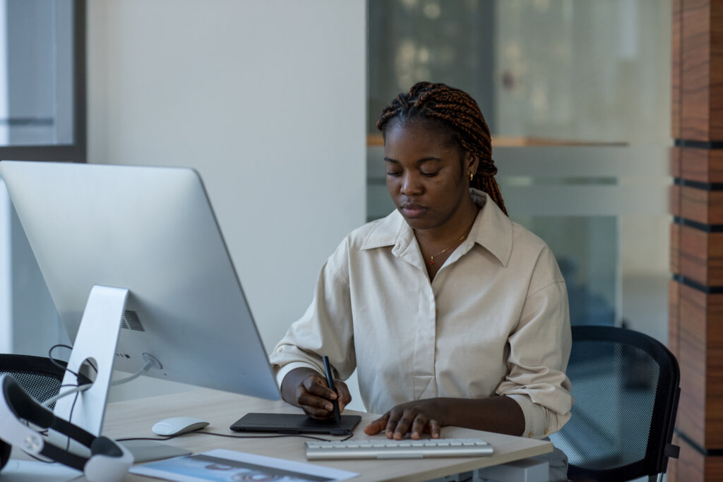 Woman working on a computer via Freepik