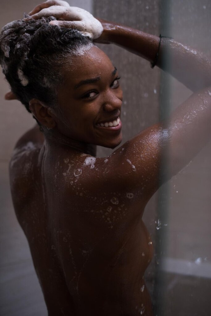 Black woman in the shower by Dotshock via Freepik
