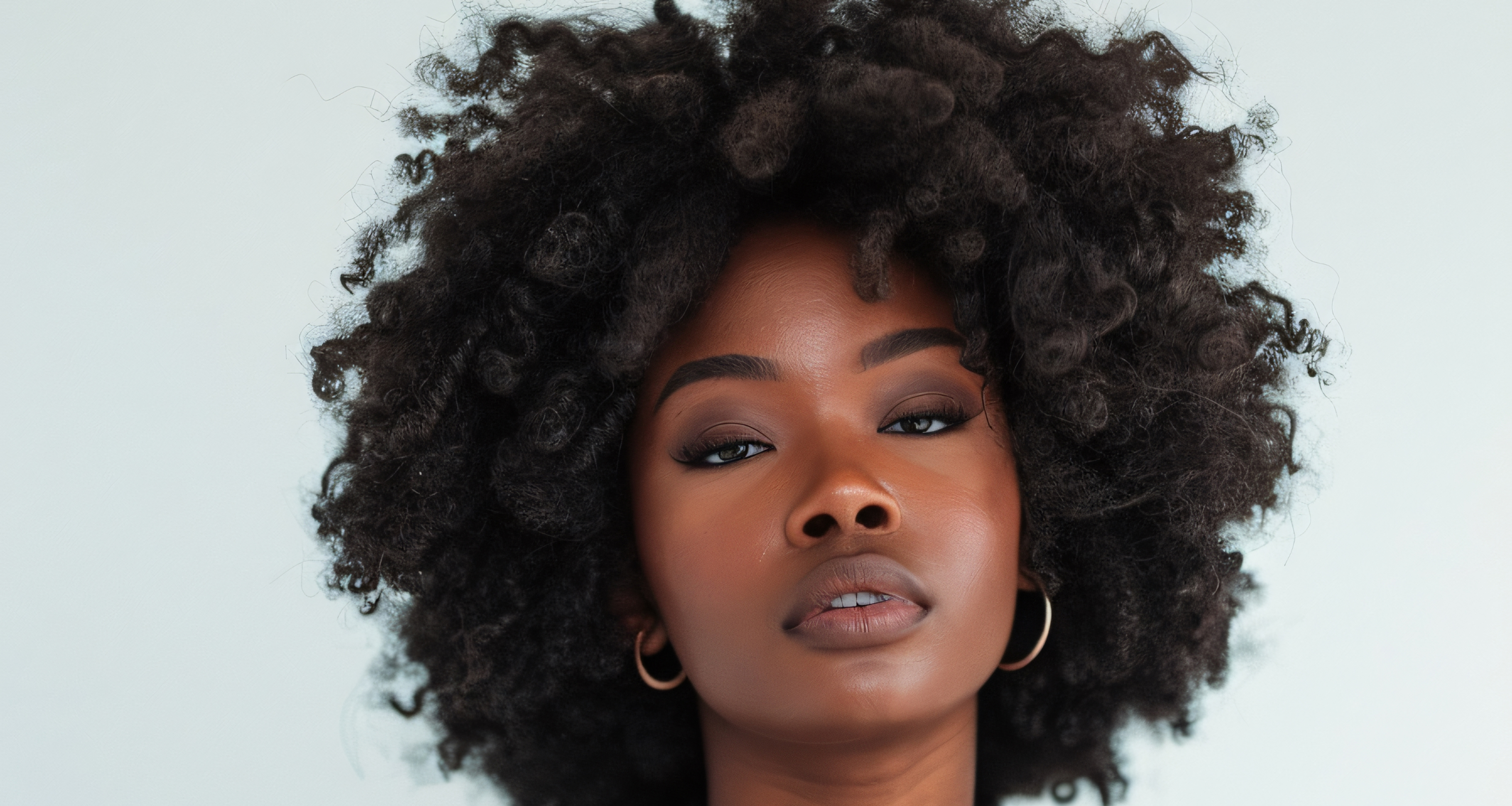 A very attractive black woman via Freepik