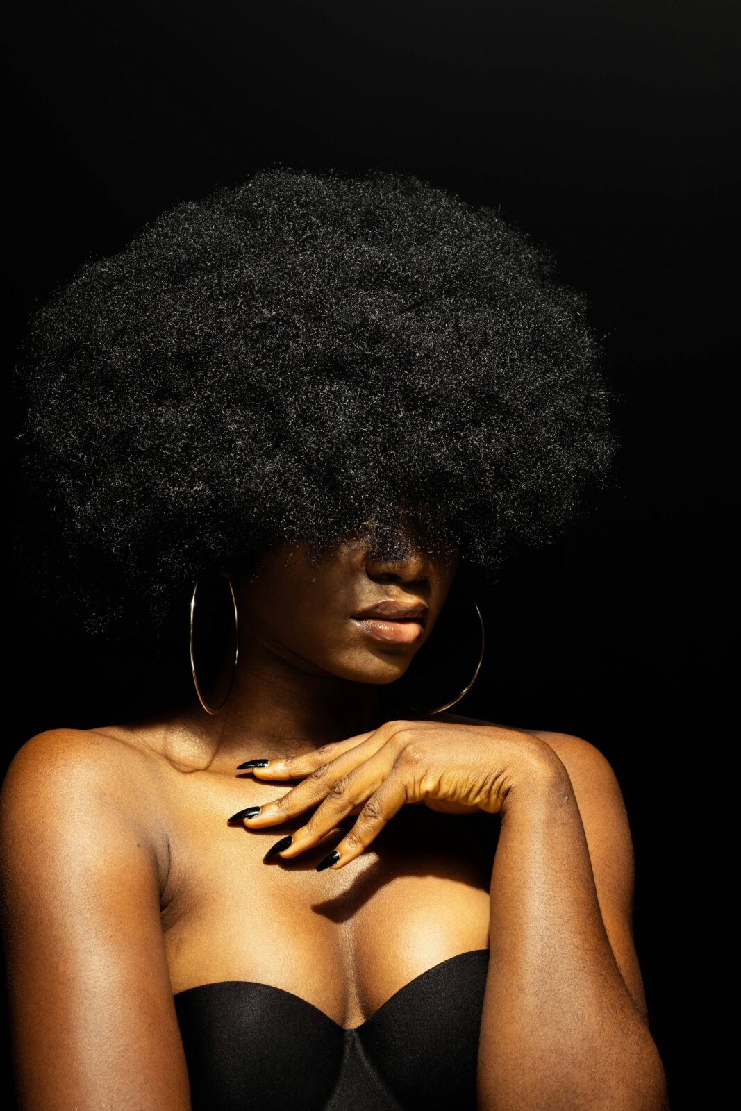 Black woman in afro hair and a bustier by Smart Araromi via Unsplash