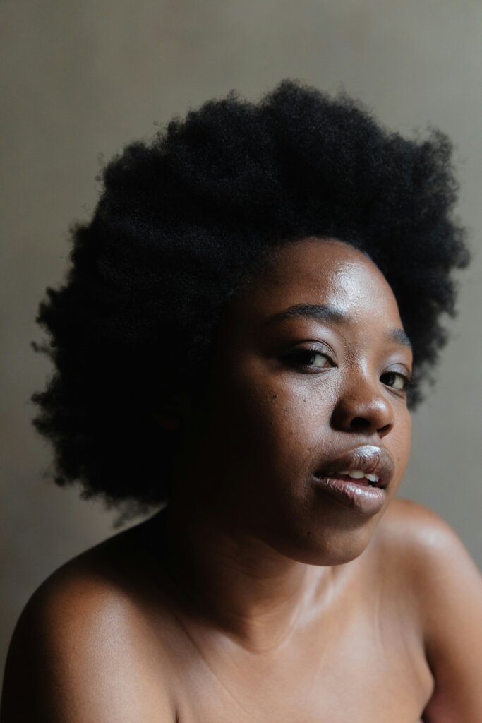 Black women with her natural hair by Thais Varela via Unsplash+