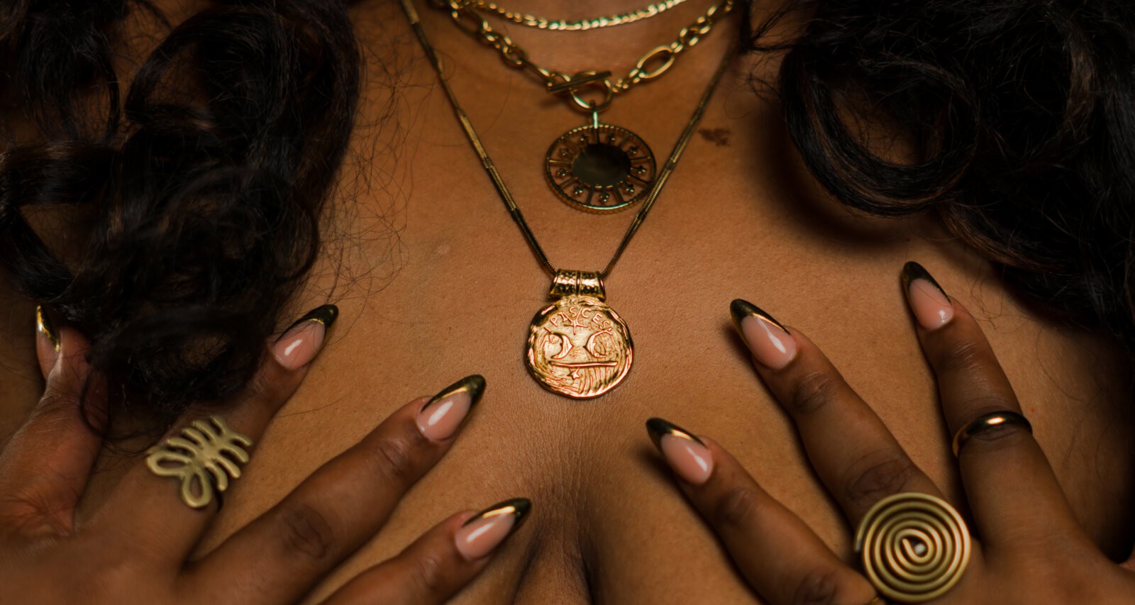 Denise's jewellery detail via @m.akinjobi