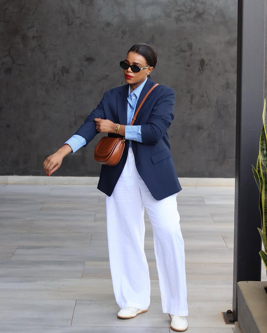 Workwear for working mums - Nthambe in a navy blue longline blazer via @nthambe633 on Instagram