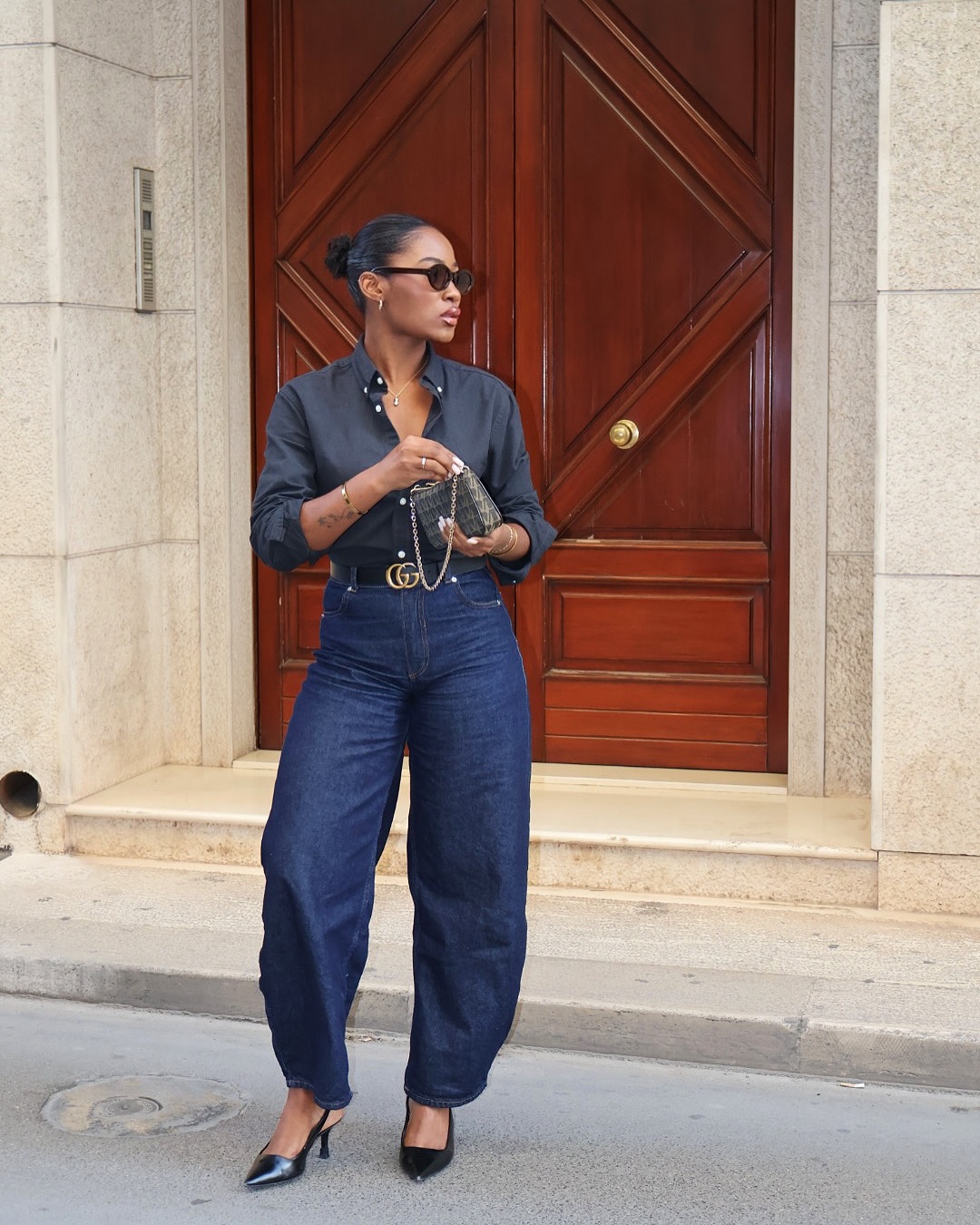 Workwear for working mums - Yacine Lusaku in a black shirt and barrel jeans outfit via @yacinelusaku on Instagram