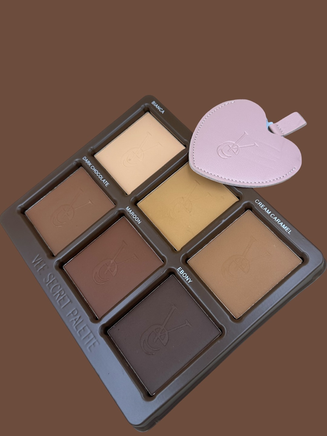 Vee Beauty powder palette via @veebeauty.cosmetics on Instagram