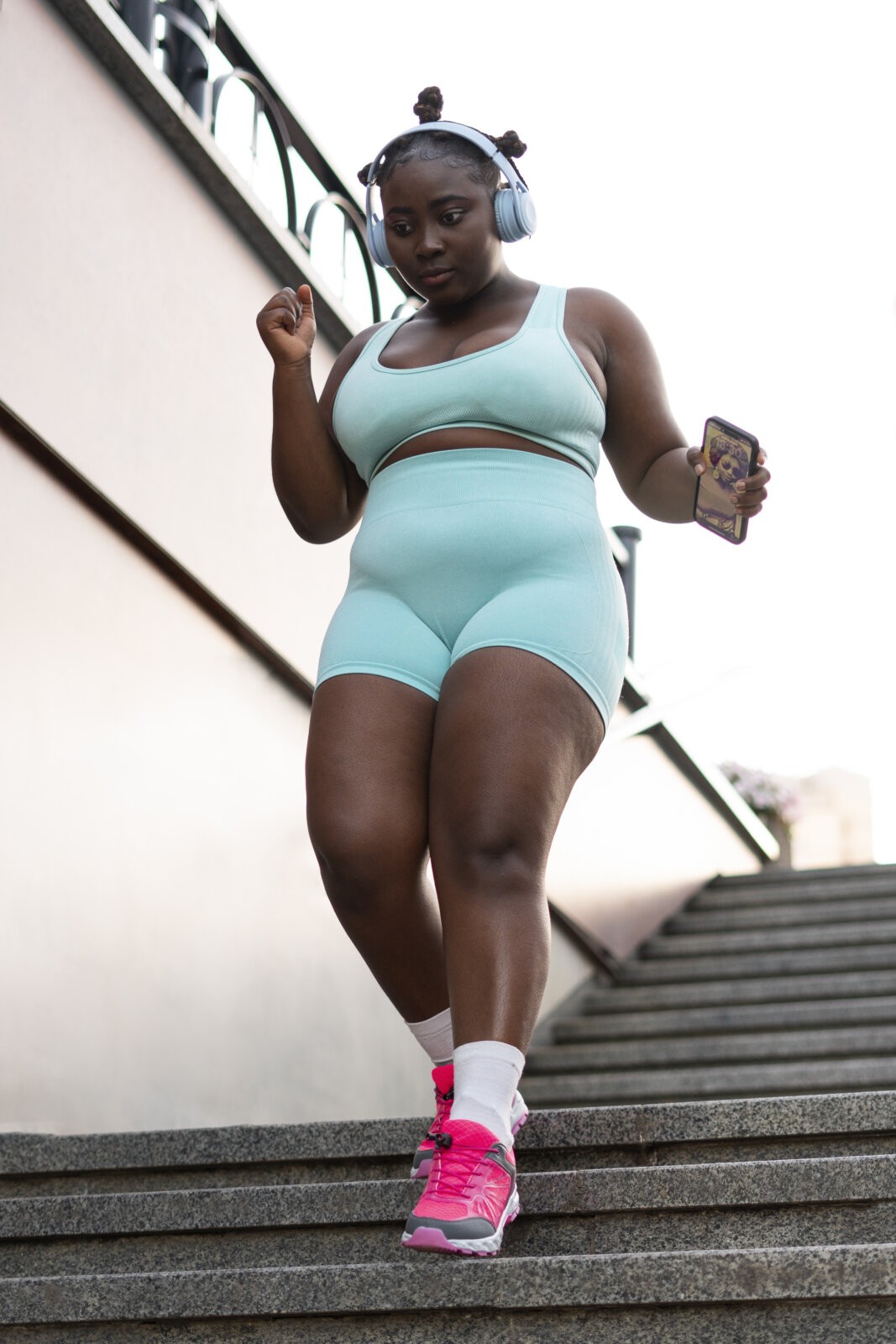 Back pain: A black woman taking a walk via Freepik.