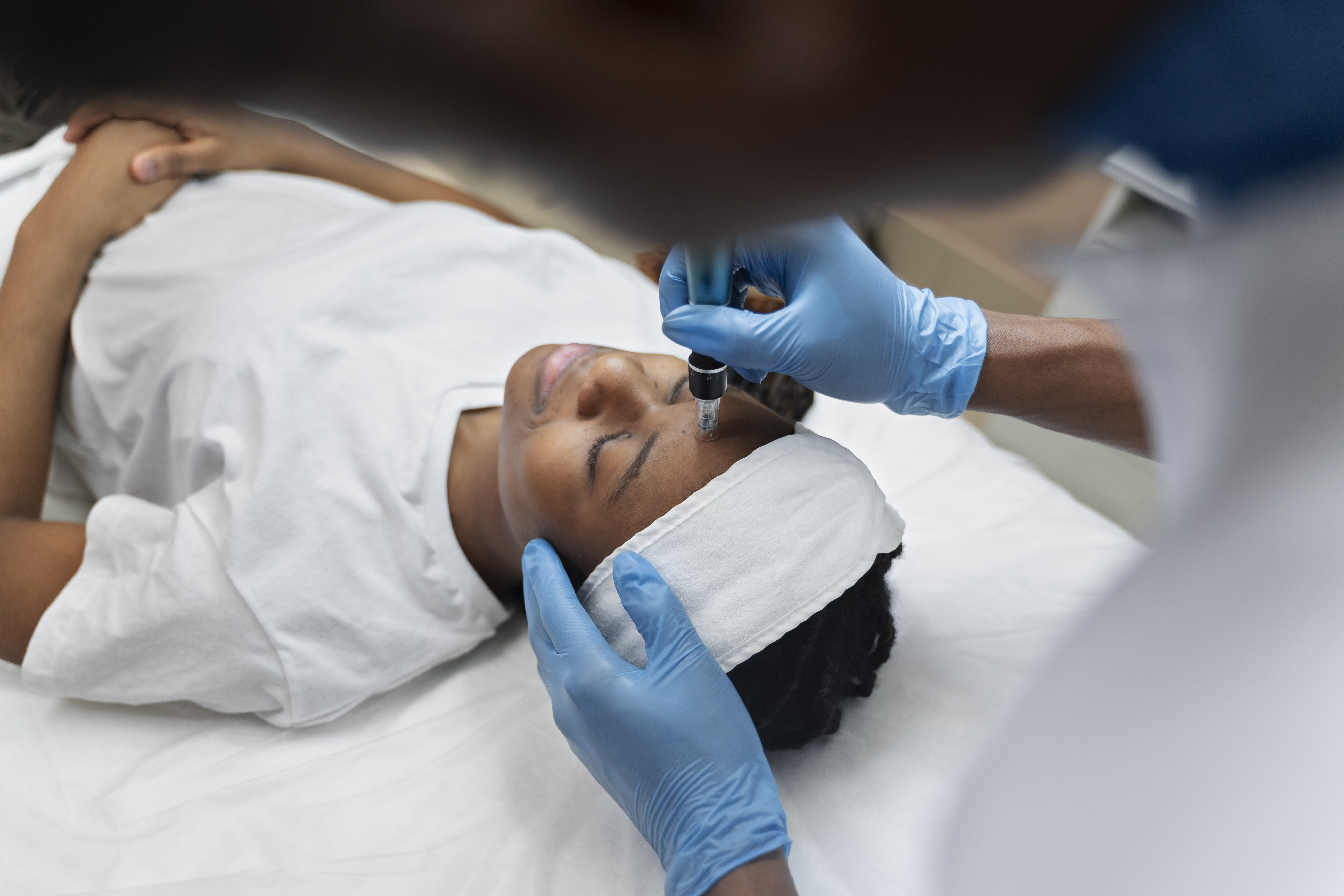 A black woman getting a beauty treatment  via Freepik