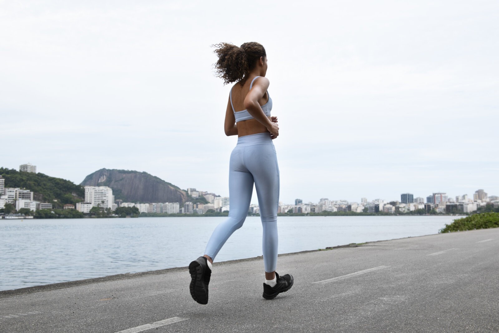 A woman taking a walk via Freepik