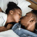 A couple kssing in bed via Freepik.