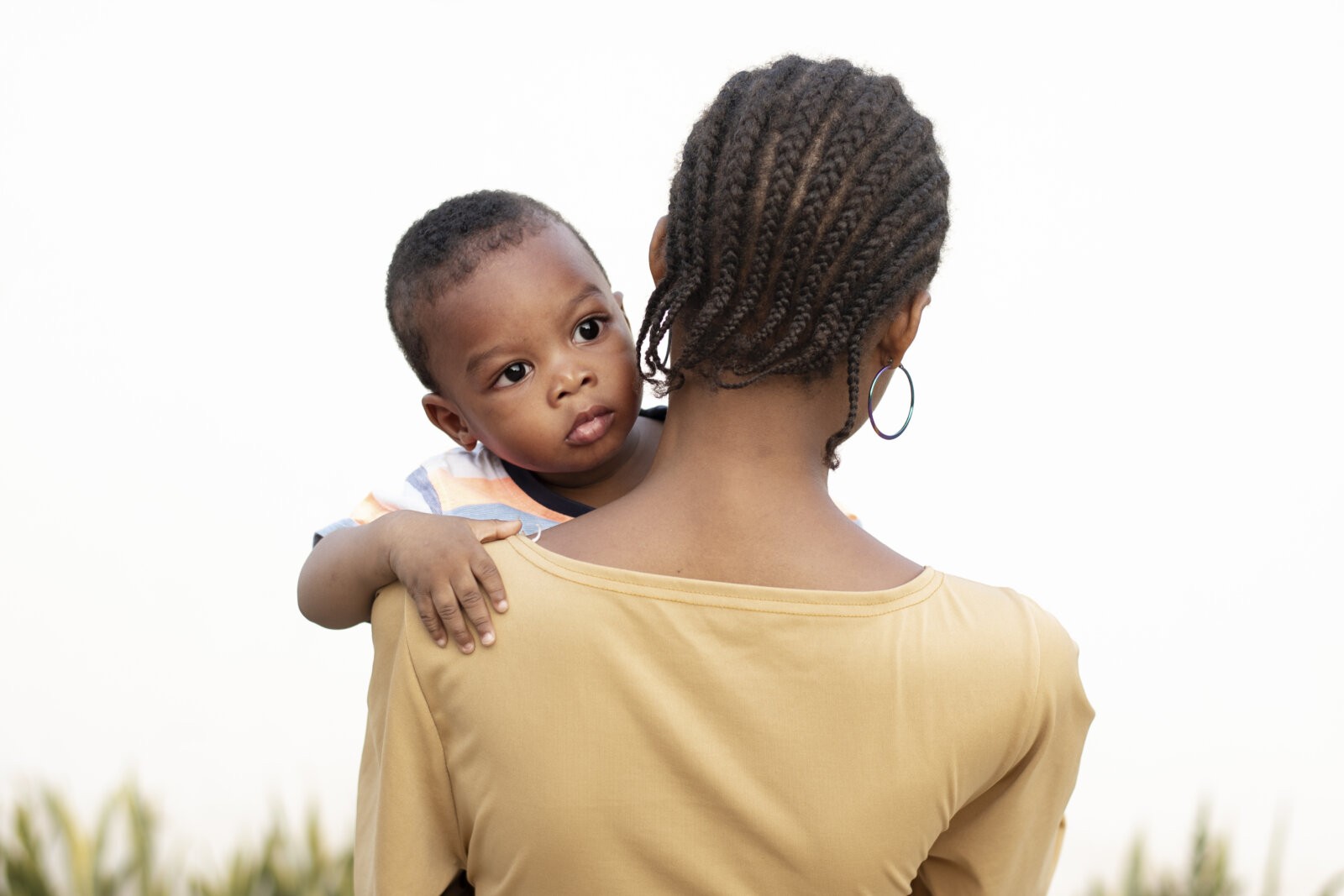 Girl holding a baby via Freepik