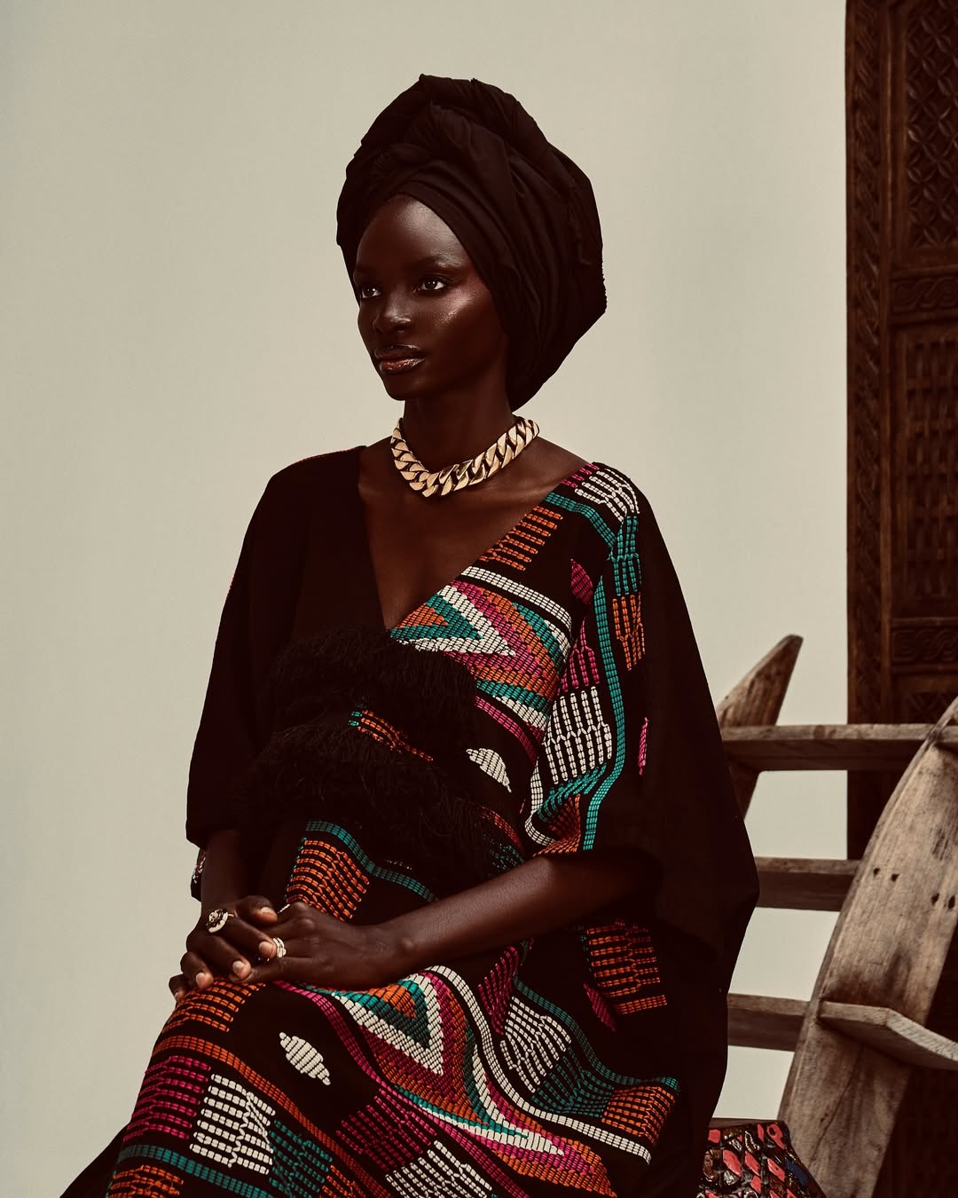 Model in the Hertunba Aku Kaftan in Black