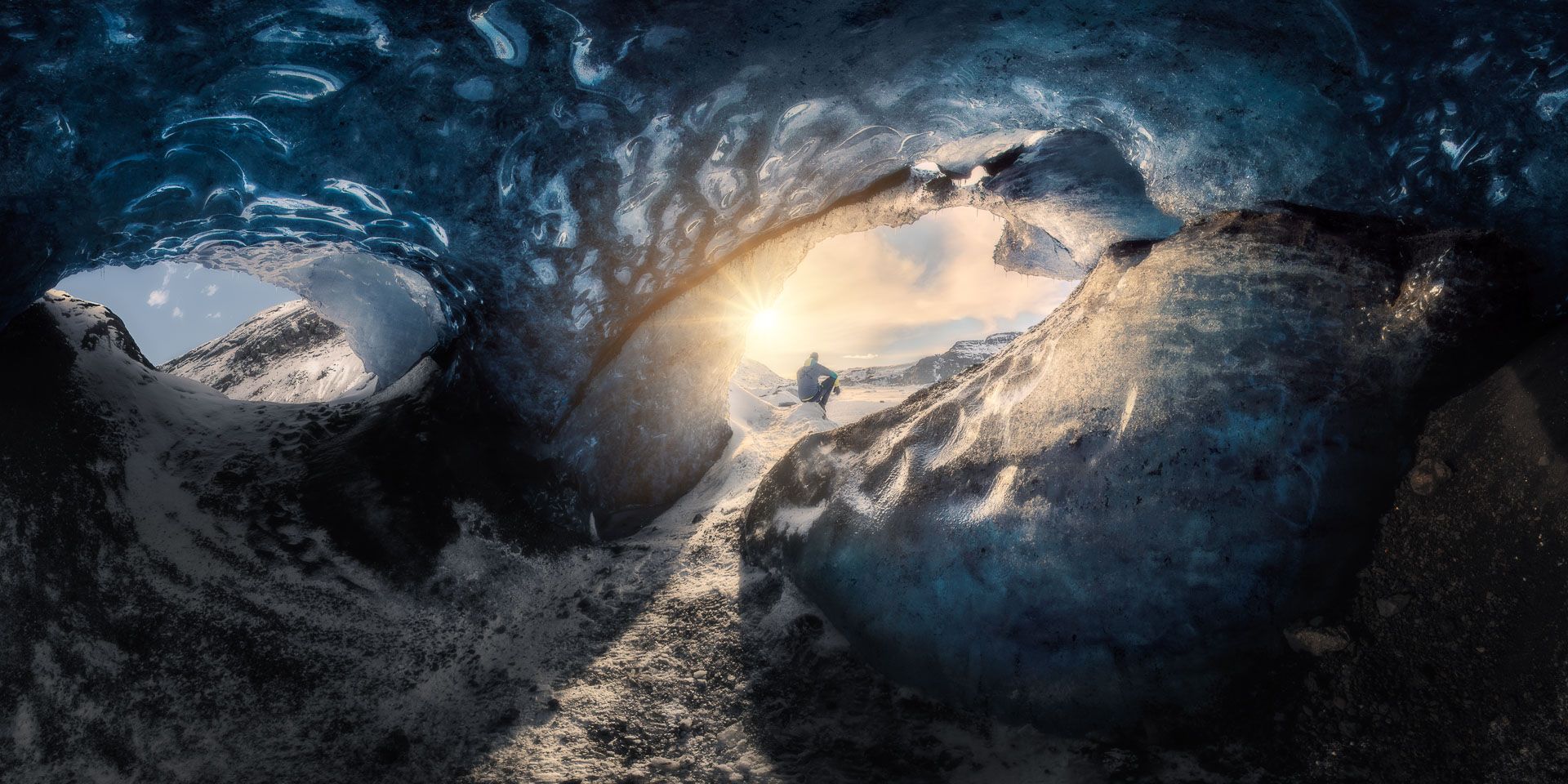 Grotta di ghiaccio in Islanda tramonto