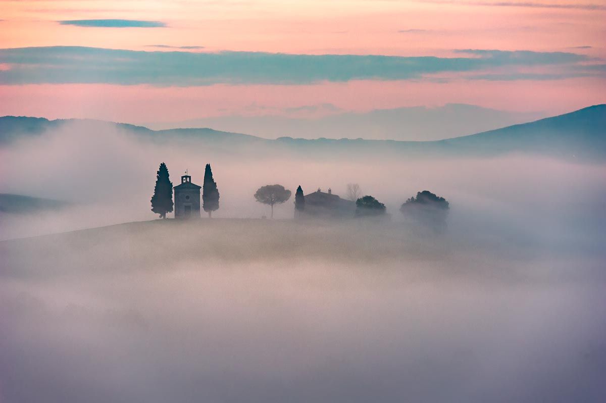 Cappella della Madonna di Vitaleta coperta da nebbia viaggio fotografico val dorcia