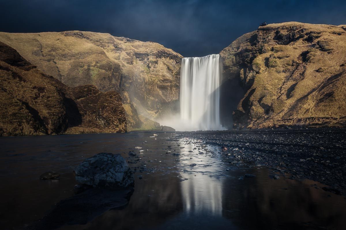Cascata skogafoss al tramonto viaggio fotografico islanda