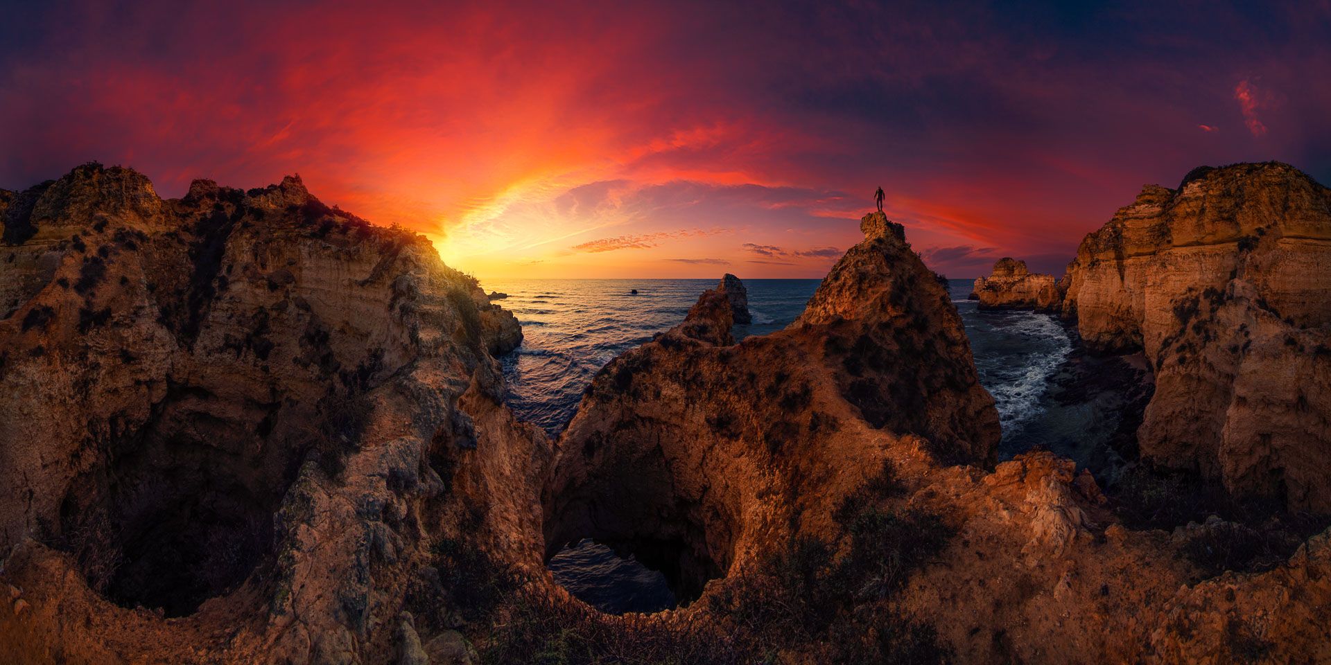 scogliera di Algarve, panoramica a 360° in multiesposizione con figura umana all'allba