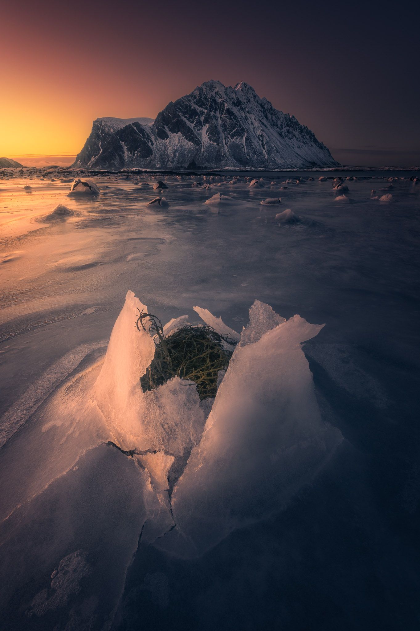 montagna al tramonto con ghiaccio rotto lofoten