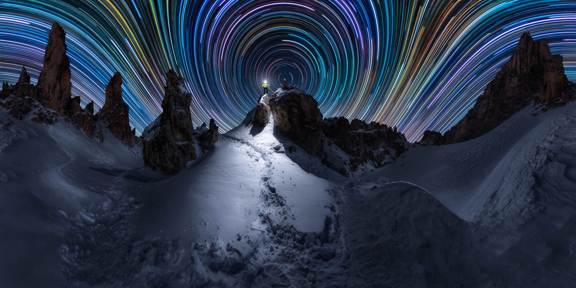 panorama startrail dolomiti con la neve