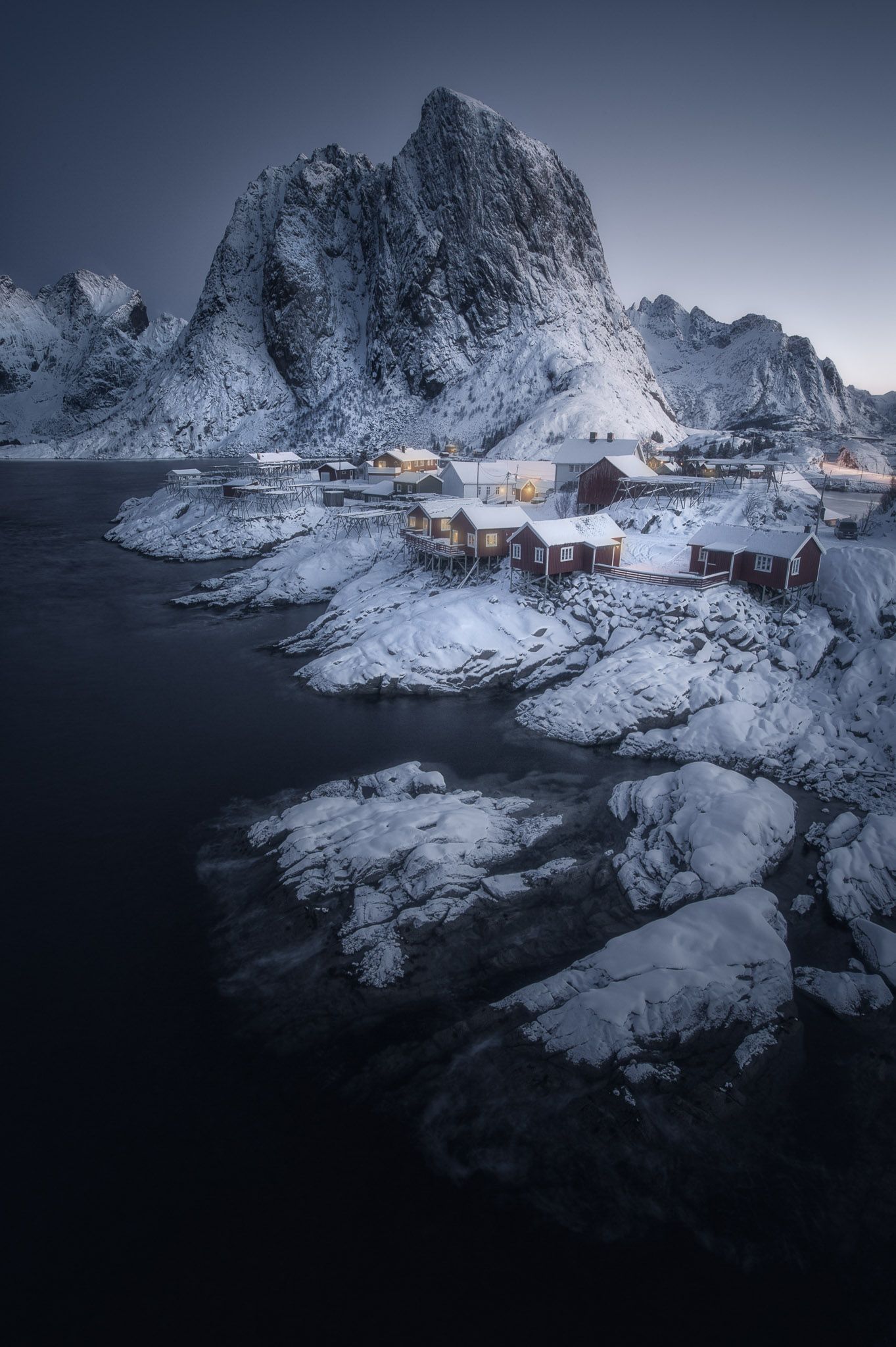 lofoten norvegia inverno ghiaccio neve case rosse Hamnøy