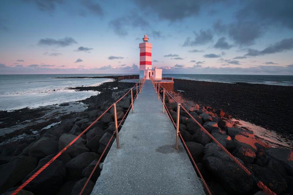 vecchio faro islandese ripreso al tramonto