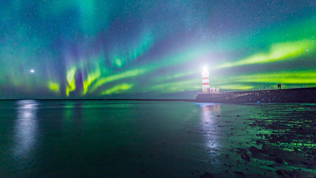 faro di gardur con aurora boreale viaggio fotografico islanda