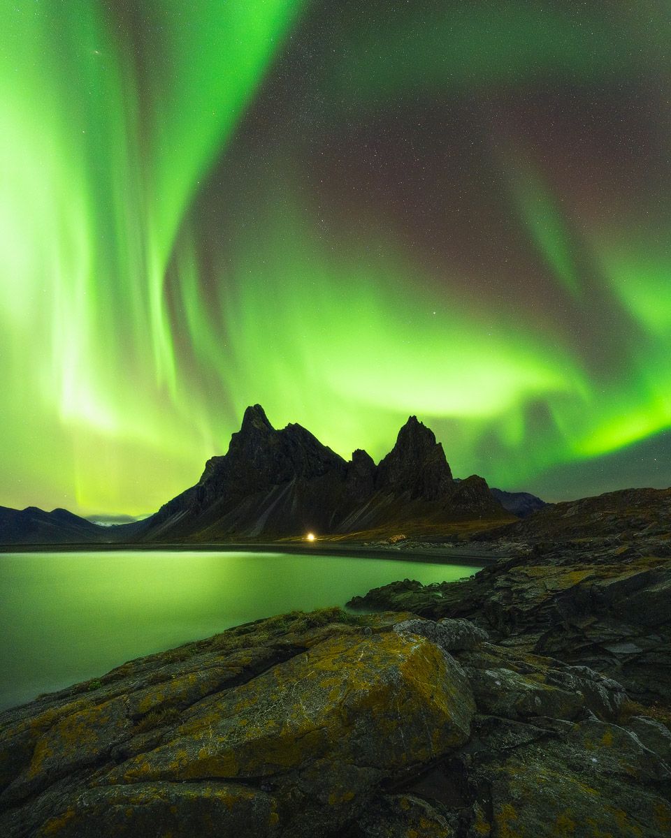 aurora boreale islanda montagna riflesso acqua