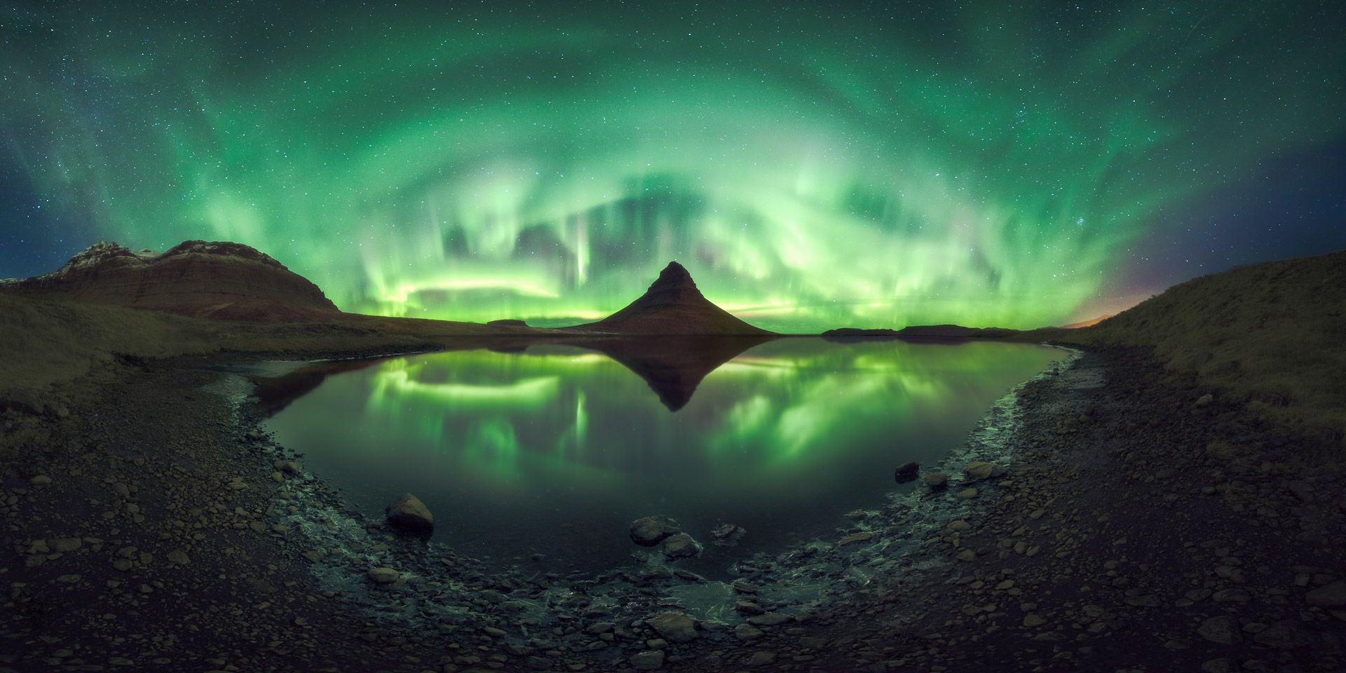aurora boreale al Kirkjufell in Islanda durante il viaggio fotografico