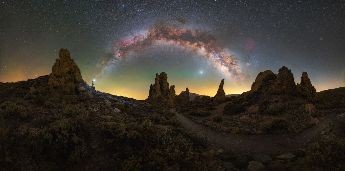 panoramica via lattea, figura umana con torcia tenerife canarie