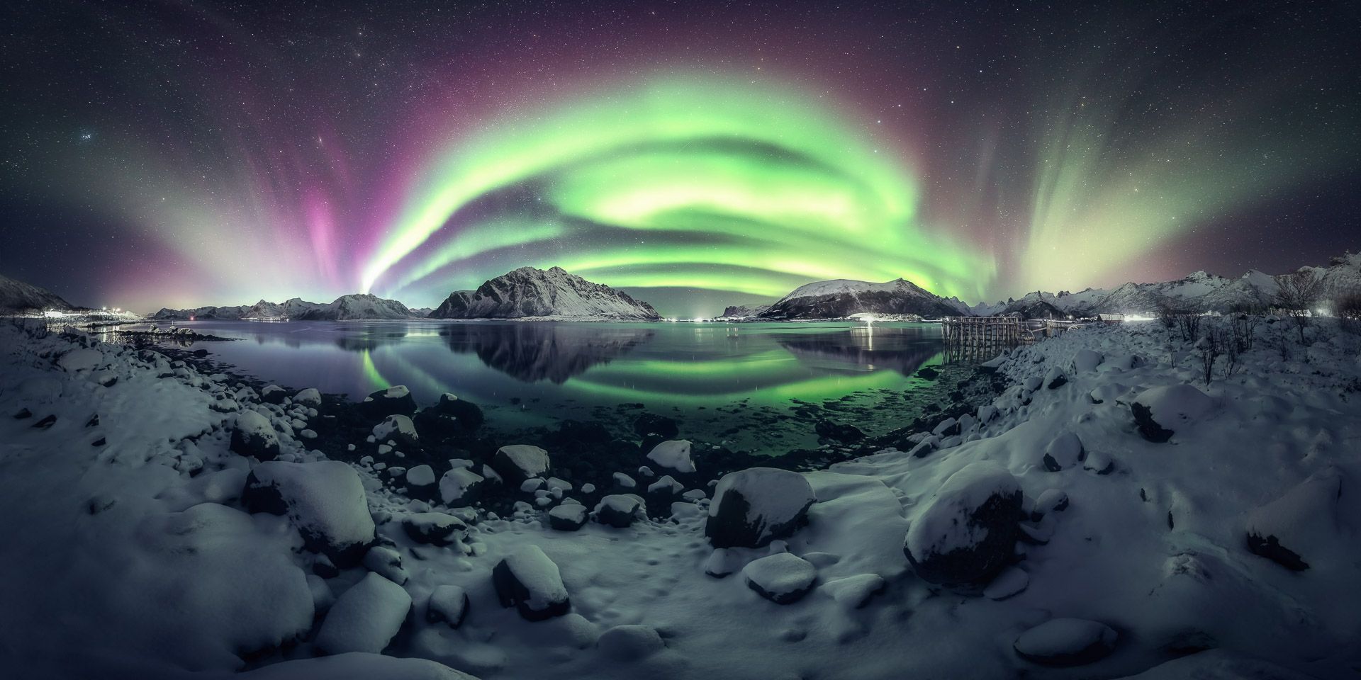 aurora boreale in Norvegia fotografia panoramica Lofoten