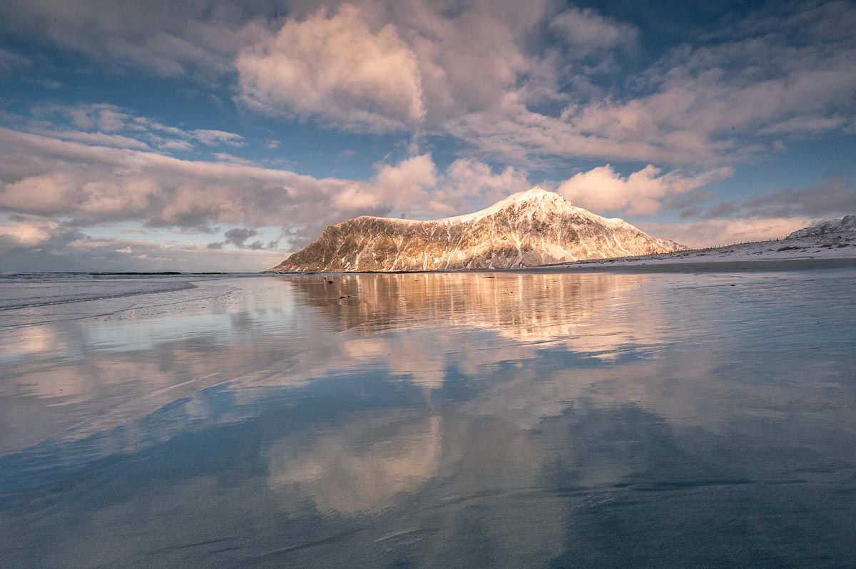 tramonto sulla Flakstad beach nel viaggio fotografico alle lofoten