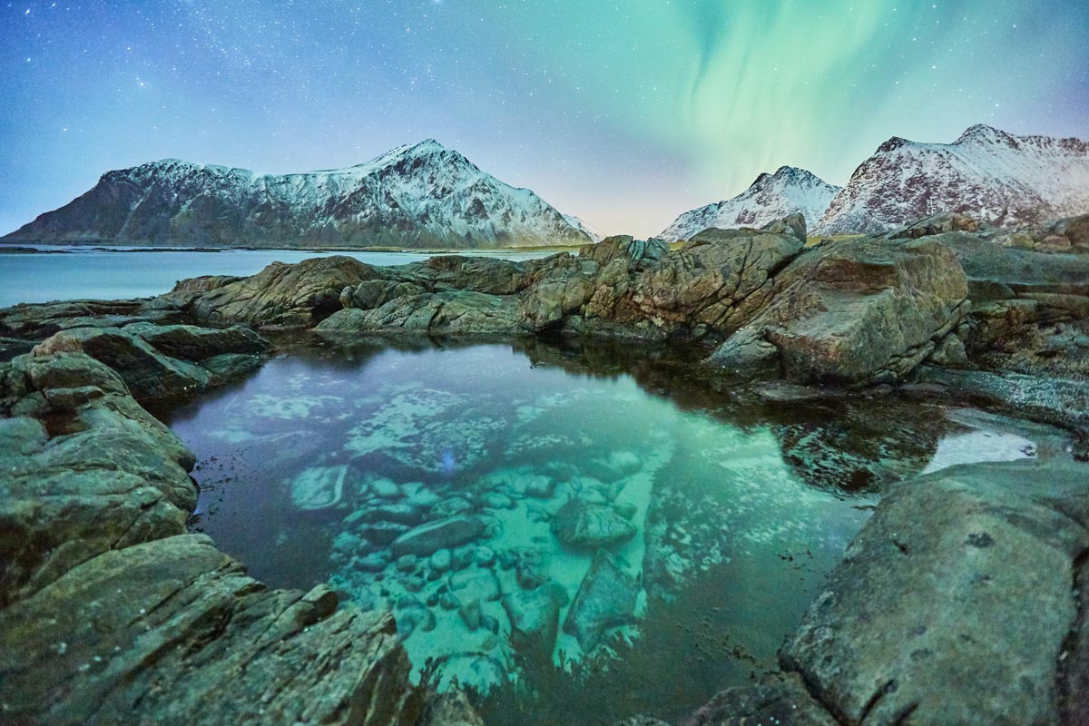 aurora boreale alla Skagsanden beach durante il viaggio fotografico lofoten