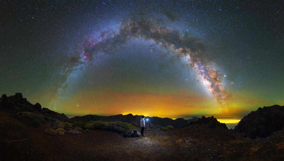 foto panoramica con umano e via lattea a Roque De Los Muchachos