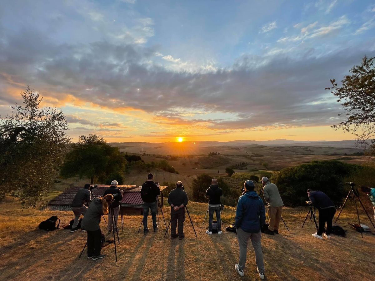 alunni che fotografano alba viaggio fotografico val d'orcia