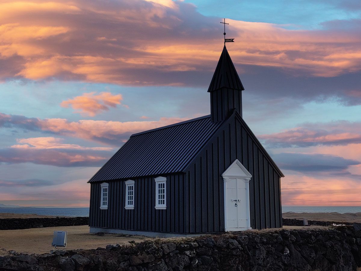 chiesa tipica islandese dal colore nero