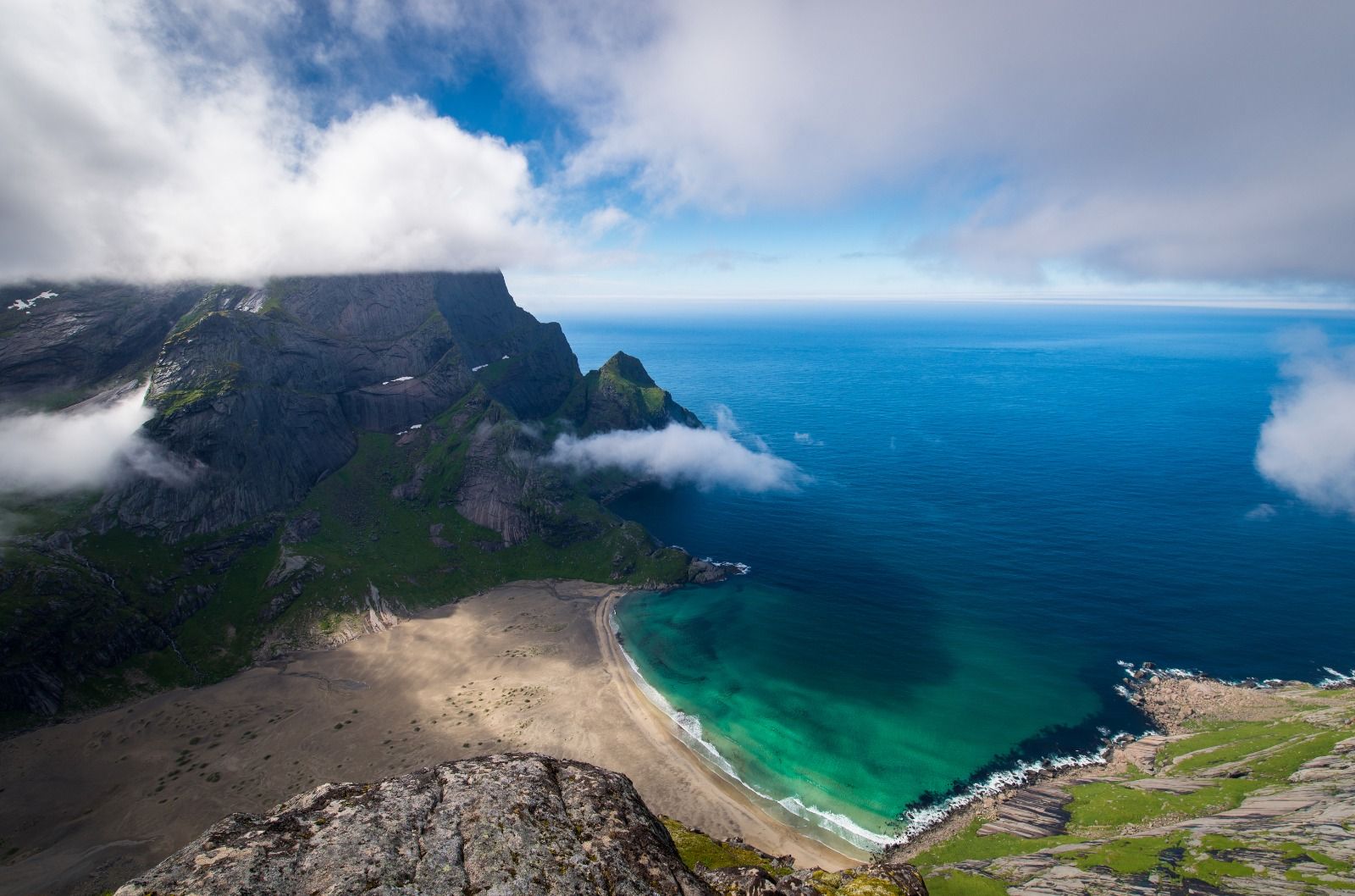 Vista dall'alto della spiaggia di Bunes viaggio fotografico Lofoten