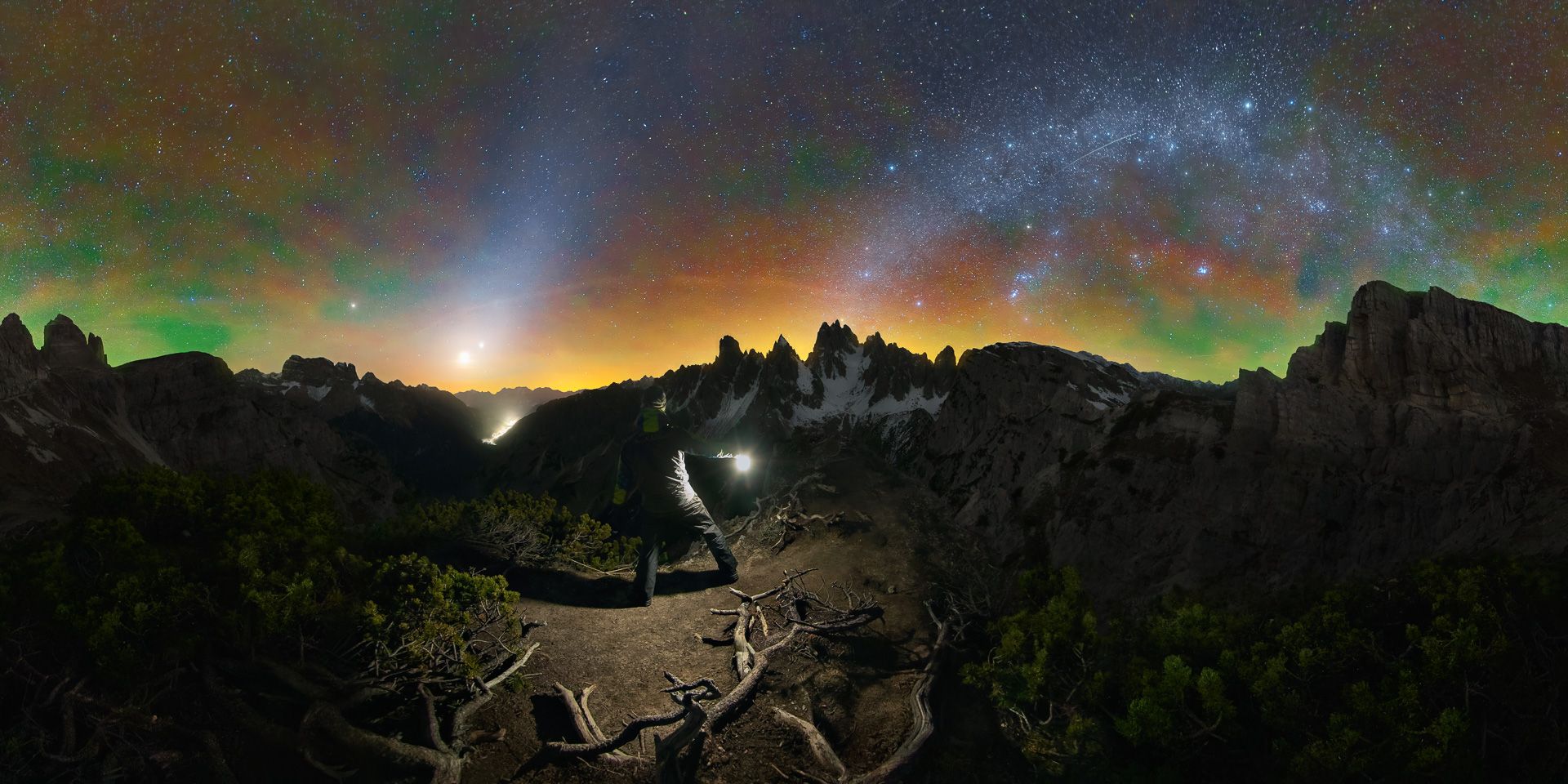 via lattea passo giau uomo con torcia viaggio fotografico dolomiti