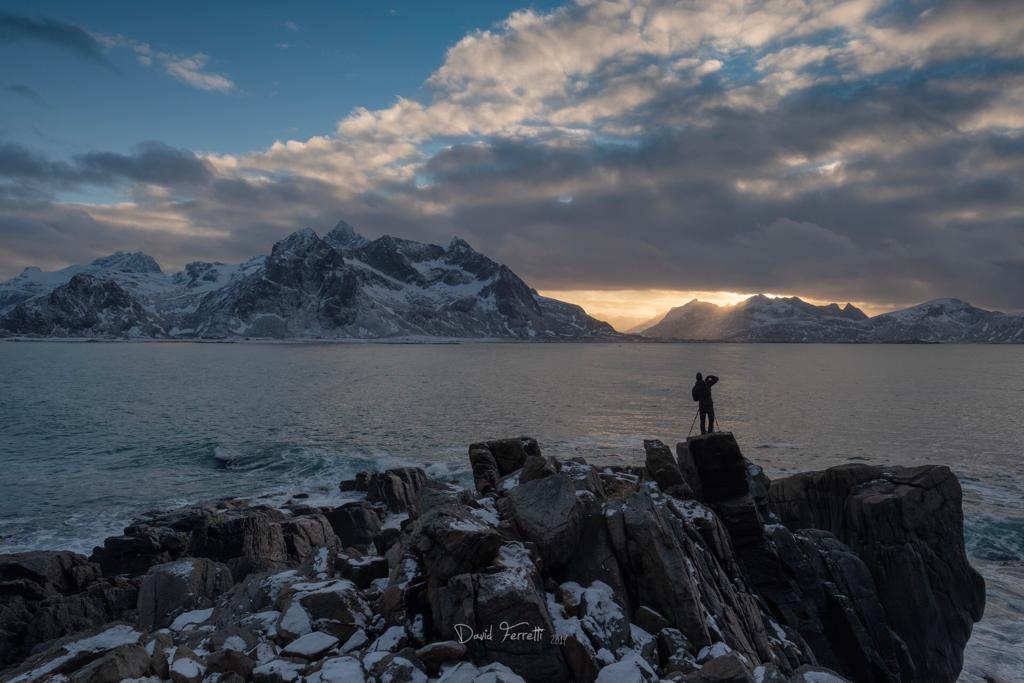 tramonto montagne scogliera viaggio fotografico lofoten