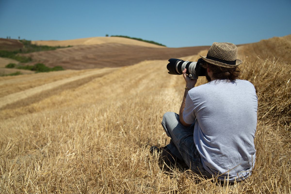 fotografo campo di grano viaggio fotografico val d'orcia