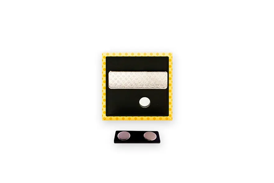 Badge avec attache aimantée pour vêtement