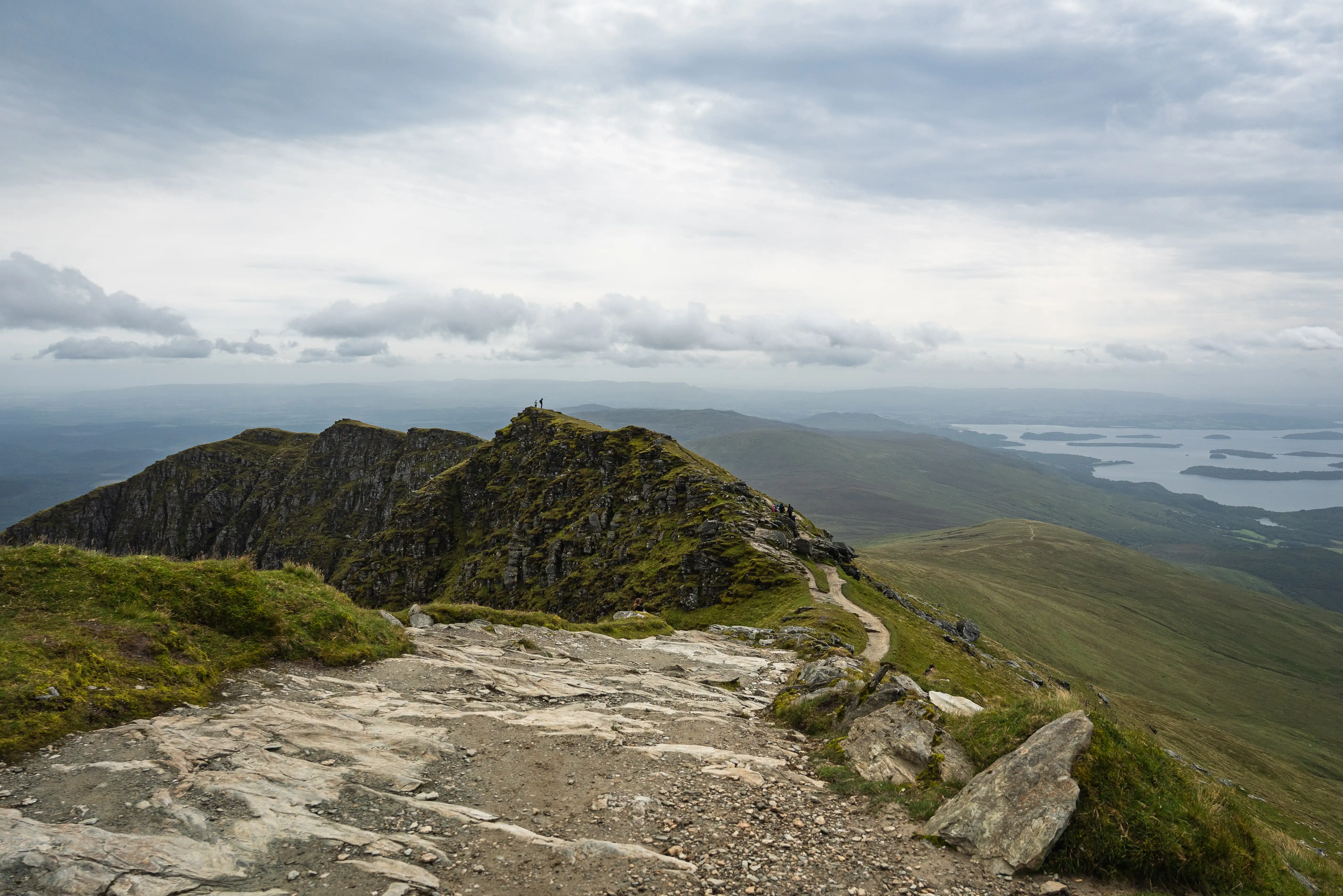 Complete guide to hiking Ben Lomond, Scotland\'s most popular Munro. Route details, parking info, difficulty level, and stunning Loch Lomond views. Perfect for beginners with 956m ascent and 12.5km distance.