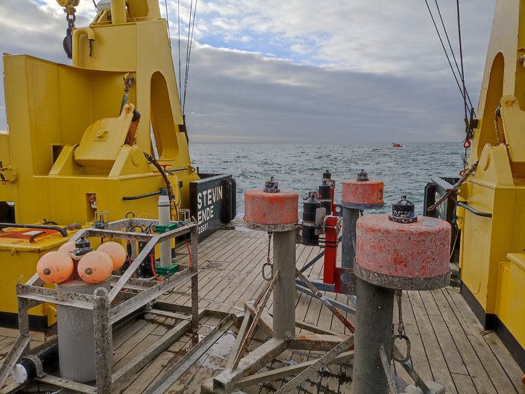 20220119_Receivers in RV Simon Stevin_deployment Gardencity shipwreck_2.jpg