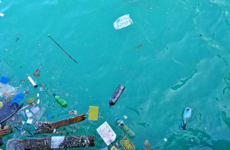 Litter and pollution in the sea Mranaked