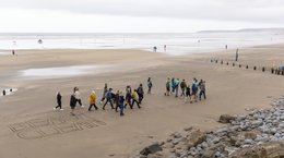 GBBC 2025 group walking on beach
