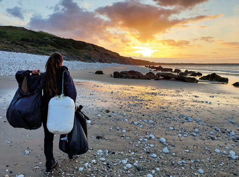 Volunteer Niamh Byrne beach cleaning