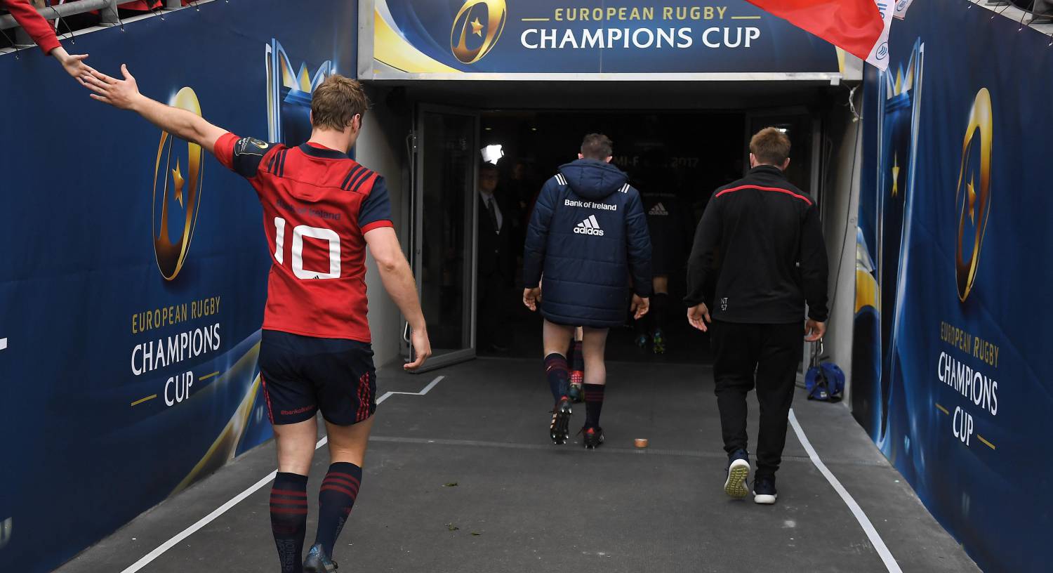 Tyler Bleyendaal leaves the pitch after Munster