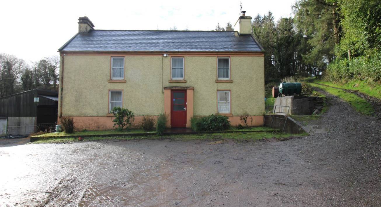 Macroom West Cork Hotels. Macroom Hotel Mills Inn Hotel West Cork Ballyvourney, Macroom West Cork and Kerry on the N22 road between Cork City and Mills Inn West Cork Ireland