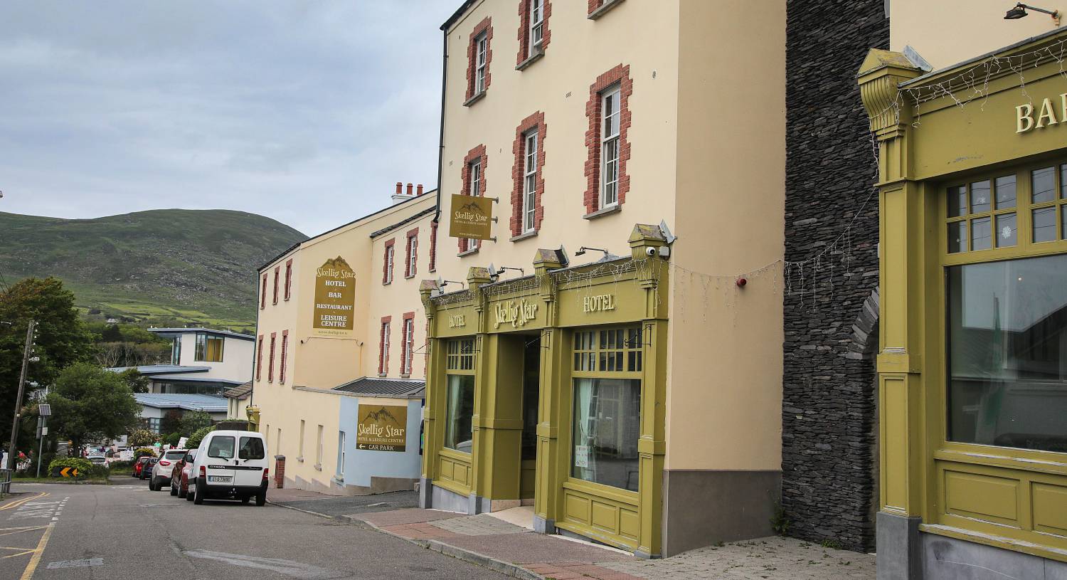 The Blue Door House has garden views, free WiFi and free private parking, situated in Cahersiveen, 2.1 km from OConnell Memorial Church. There is a seating The 10 best hotels & places to stay in Cahersiveen, Ireland