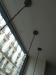 photo-1-Accrocher des suspensions pour vitrine