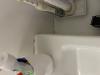 photo-1-fixer un meuble de salle de bain au mur (le meuble bouge un peu) et remettre un joint