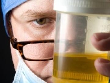 Antonio Esfandiari : Il urine dans une bouteille et se fait exclure du PCA