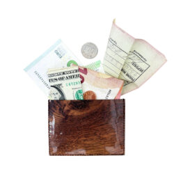 Een lederen kaarthouder met houtprint